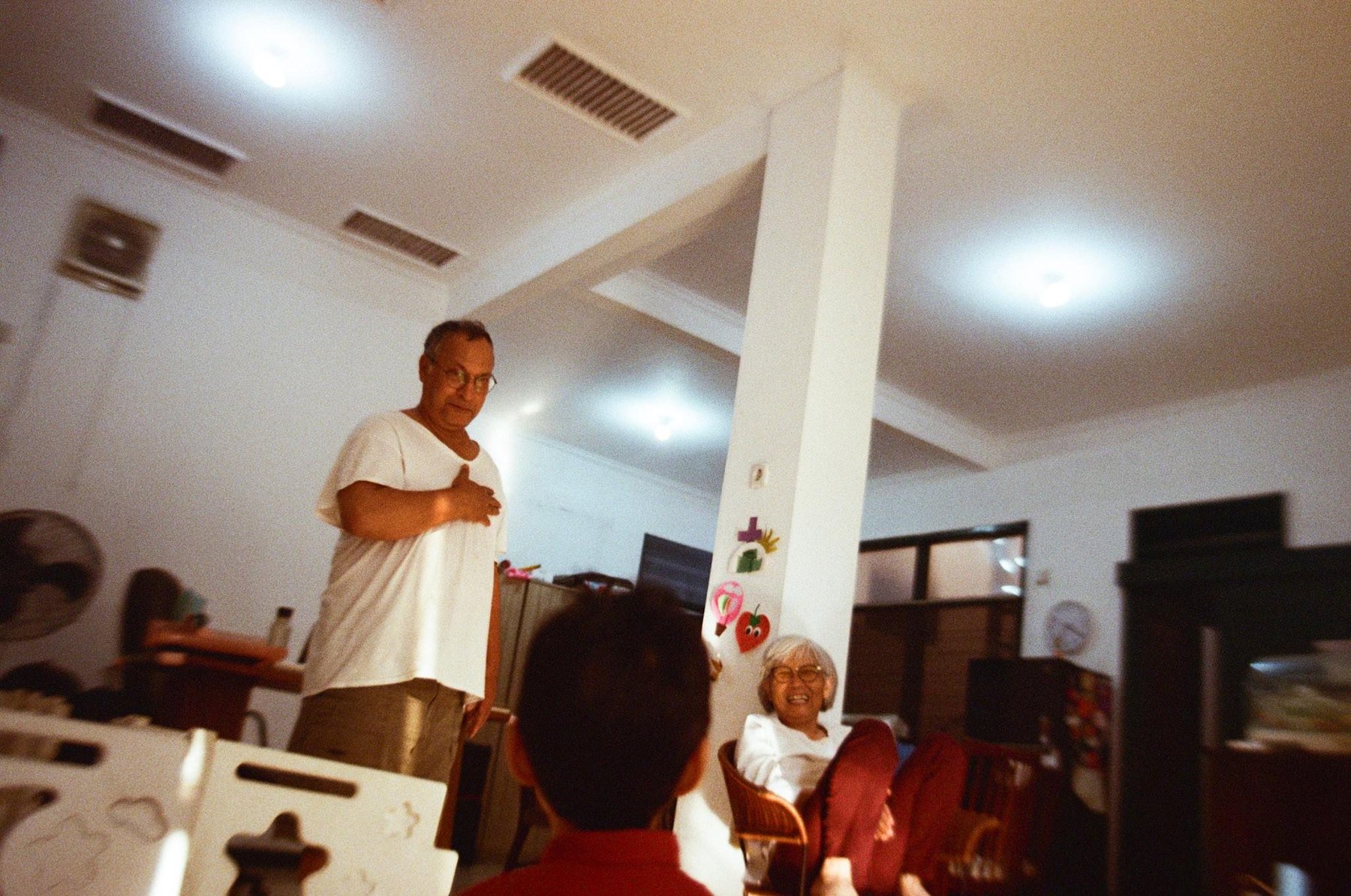 Eyang Vik di ruang tengah rumah Bintaro
