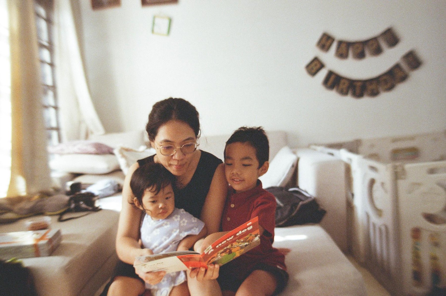 Mama membaca buku bersama Rio dan Kirana
