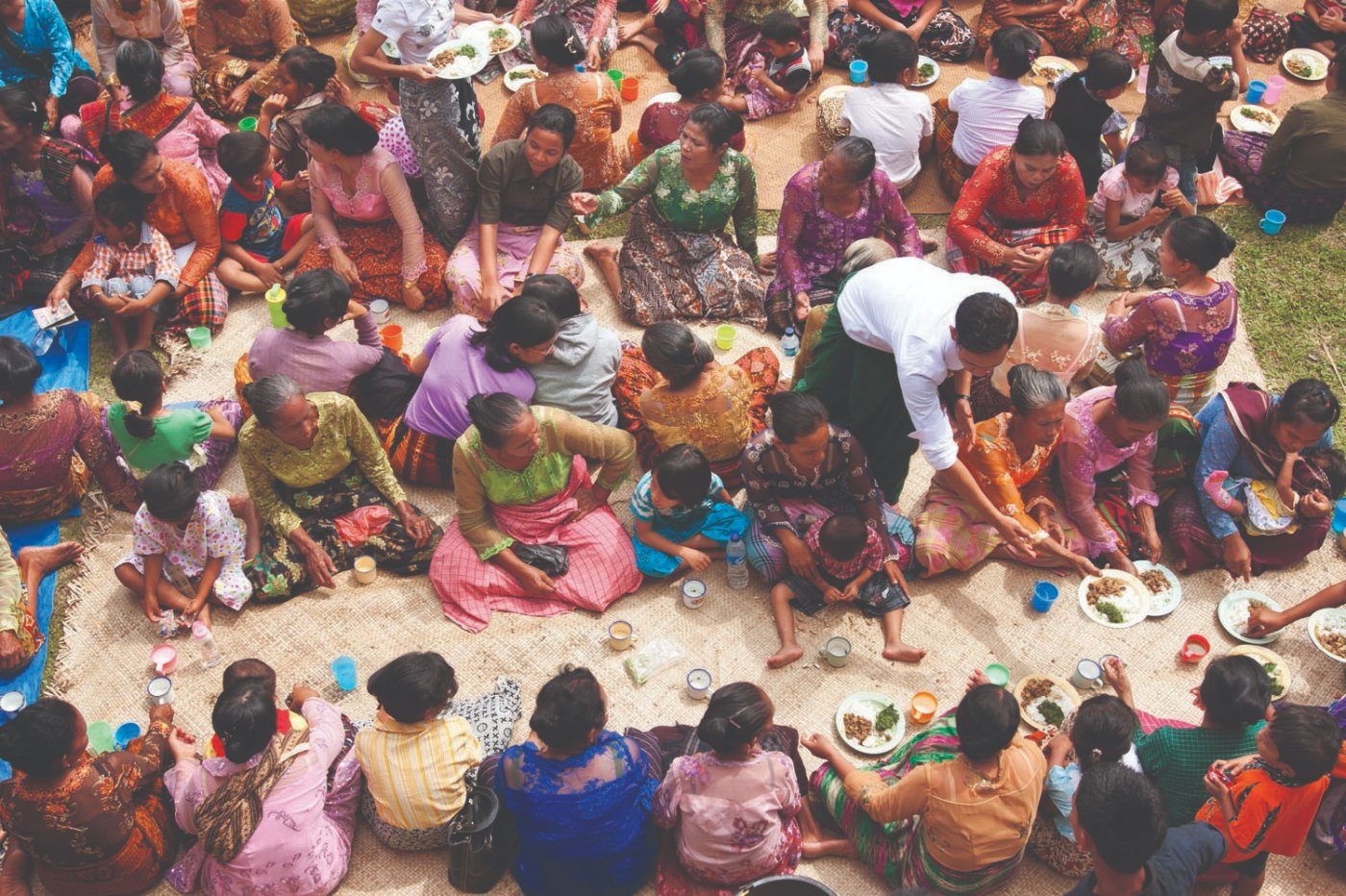 A communal meal on mats after the Sipahalima ceremony, Laguboti