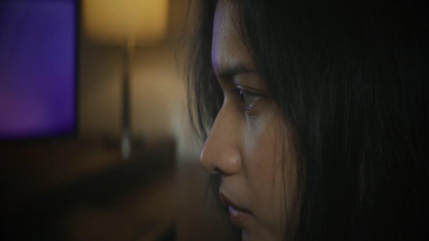 Alya Syahrani as Key, in a dark room lit by screens, from Hapus